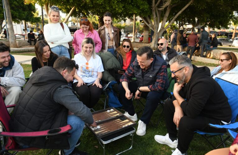 Başkan Abdullah Özyiğit gençlerle şarkı söyledi, horon oynadı