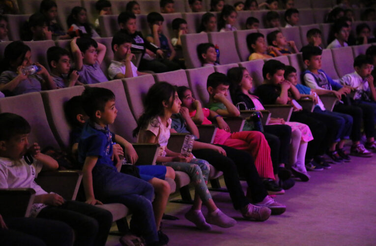 BÜYÜKŞEHİR’İN ‘GÖKKUŞAĞININ ALTINDA’ OYUNU GAZİANTEPLİ ÇOCUKLARLA BULUŞTU