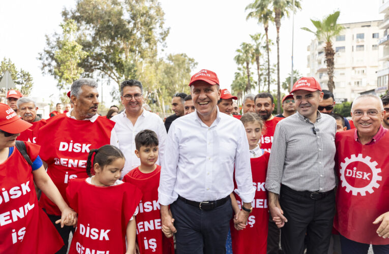 BAŞKAN SEÇER, 1 MAYIS’TA İŞÇİ VE EMEKÇİLERLE YÜRÜDÜ