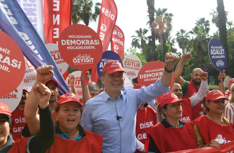Başkan Abdullah Özyiğit, 1 Mayıs’ta işçilerle yan yana yürüdü