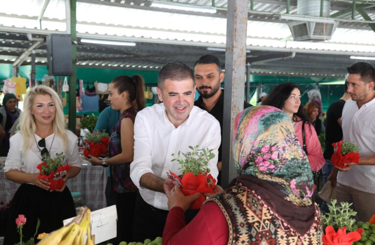 Mezitli Belediye Başkanı Ahmet Serkan Tuncer, Kadın Üretici Pazarı’ndaki Emekçi Kadınların Anneler Günü’nü Kutladı