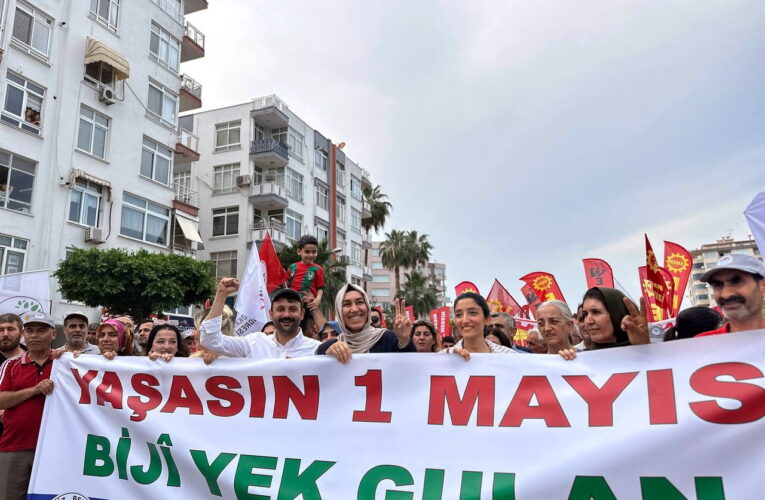 AKDENİZ BELEDİYESİ EŞ BAŞKANLARI SARIYILDIZ VE ARSLAN, 1 MAYIS COŞKUSUNA ORTAK OLDU