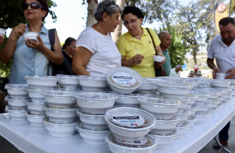 BÜYÜKŞEHİR AŞHANESİ’NDE BOLLUK VE BEREKET İÇİN KAYNAYAN AŞURELER MERSİNLİLERE DAĞITILDI