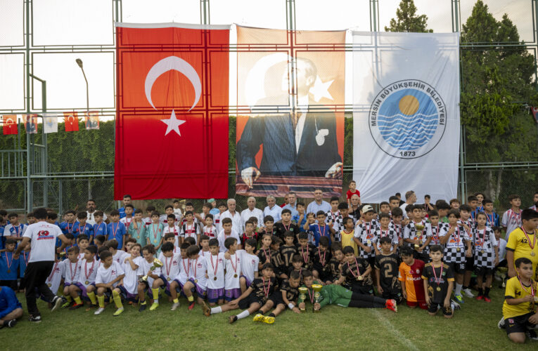 BÜYÜKŞEHİR’İN ‘U-11/U-12 FUTBOL ŞENLİK LİGİ’ ÖDÜL TÖRENİ İLE SON BULDU