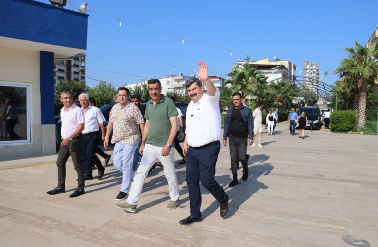 BAŞKAN YILDIZ, YÜZME KURSUNA KATILAN GENÇLERE SERTİFİKALARINI VERDİ