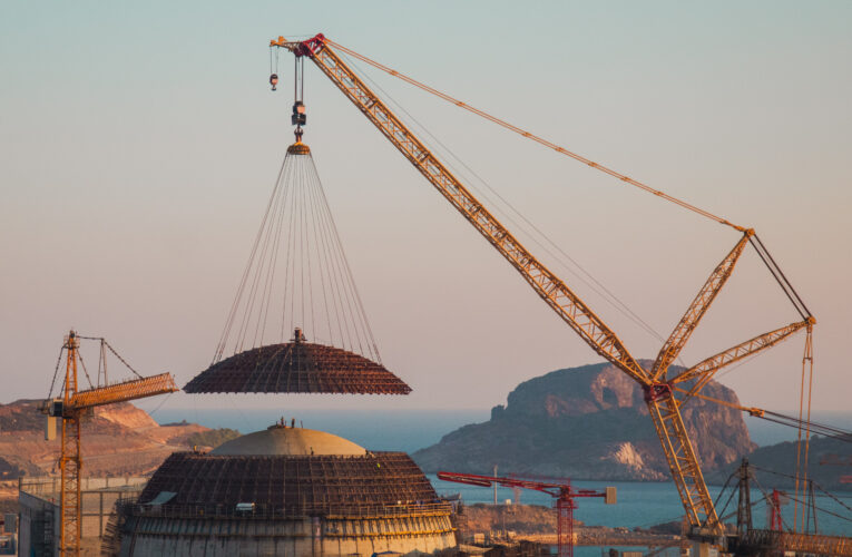 AKKUYU NÜKLEER GÜÇ SANTRALİ’NİN 1’İNCİ ÜNİTESİNDE DIŞ KORUMA KABUĞUNUN KUBBESİ TASARIM KONUMUNA YERLEŞTİRİLDİ