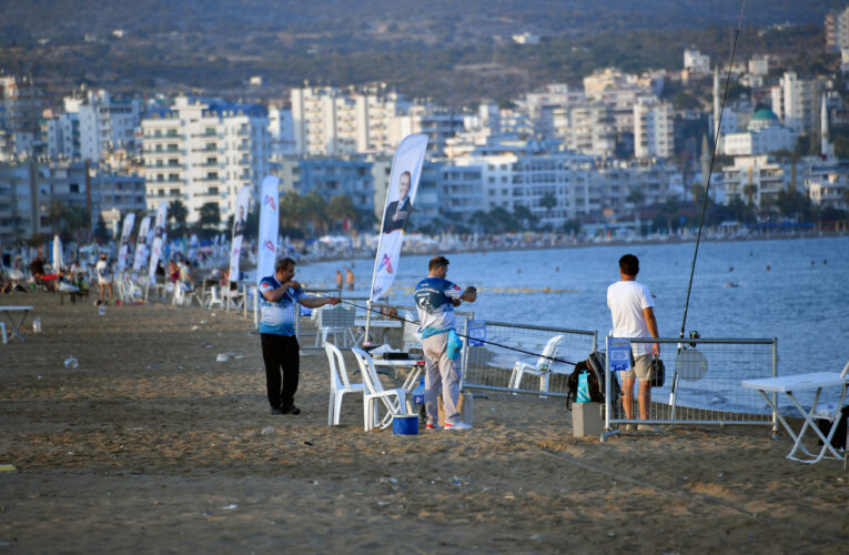 BALIKÇILAR OLTALARINI AKDENİZ’İN MAVİ SULARINA SALLADI