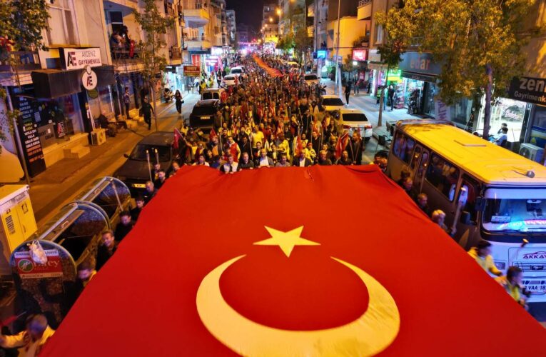 10 Bin Kişi Meşale ve Bayraklarla Yürüdü