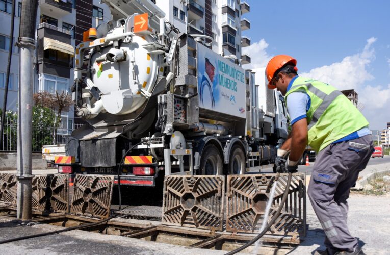 MESKİ, IZGARA TEMİZLİĞİ ÇALIŞMALARINA ARALIKSIZ DEVAM EDİYOR