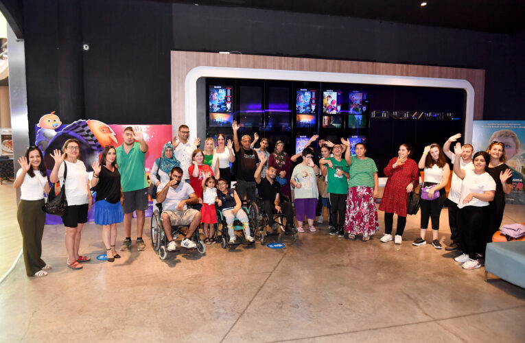 SEREBRAL PALSİLİ BİREYLER VE AİLELERİ BİRLİKTE SİNEMA KEYFİ YAPTI