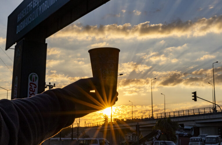 EMEKÇİLER VE ÖĞRENCİLER GÜNE BÜYÜKŞEHİR’İN ÇORBASI İLE BAŞLIYOR