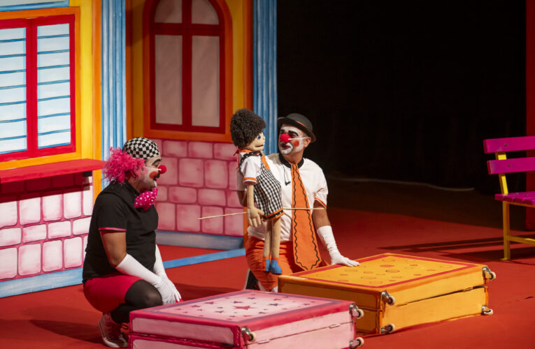 ŞEHİR TİYATROSU ‘İKİ BAVUL DOLUSU’ ADLI ÇOCUK OYUNU’NUN PRÖMİYERİNİ YAPTI