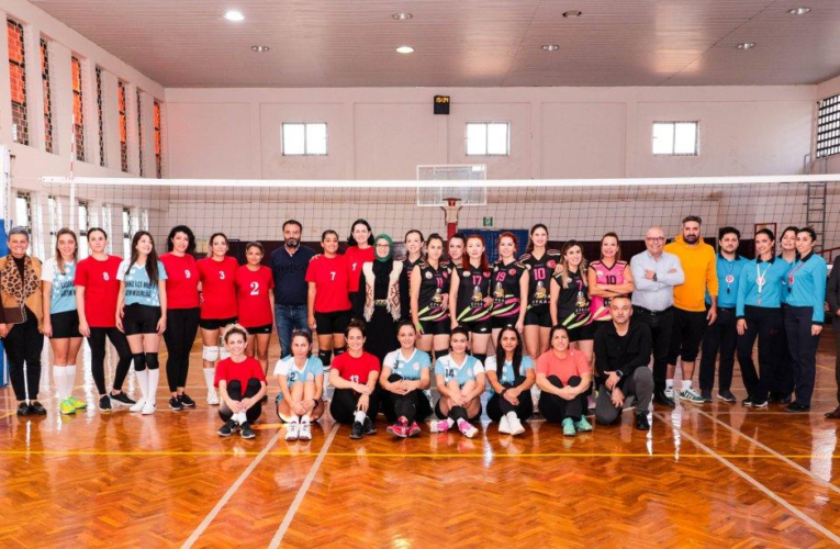 24 KASIM ÖĞRETMENLER GÜNÜ ETKİNLİKLERİ KAPSAMINDA DÜZENLENEN KADIN VOLEYBOL TURNUVASI MÜSABAKALARI TÜM HIZIYLA DEVAM EDİYOR