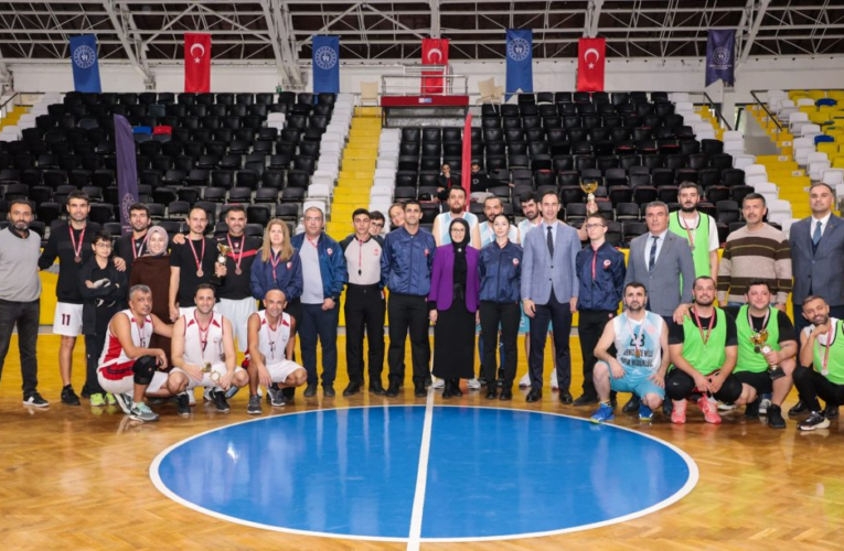 İL MİLLÎ EĞİTİM MÜDÜRÜ FAZİLET DURMUŞ, 24 KASIM ÖĞRETMENLER GÜNÜ ETKİNLİKLERİ KAPSAMINDA DÜZENLENEN 3×3 ERKEK BASKETBOL TURNUVASI MÜSABAKALARINA KATILDI