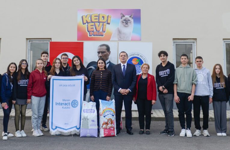 Lise öğrencilerinden Yenişehir Belediyesinin hayvan bakımevine mama bağışı