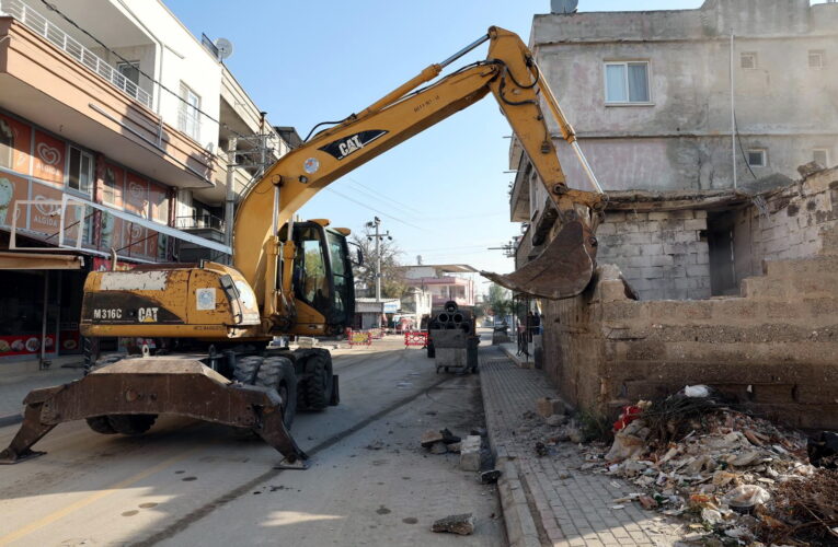 AKDENİZ BELEDİYESİ METRUK BİNALARI YIKIYOR