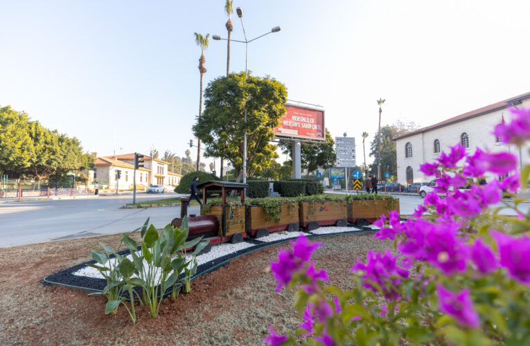 MERSİN BÜYÜKŞEHİR ESTETİK DOKUNUŞLARLA KENTİ YEŞİLE DOYURUYOR