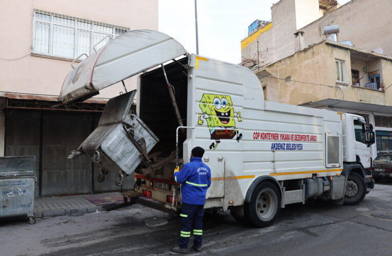 AKDENİZ’DE ÇÖP KONTEYNERLERİ YIKANIYOR