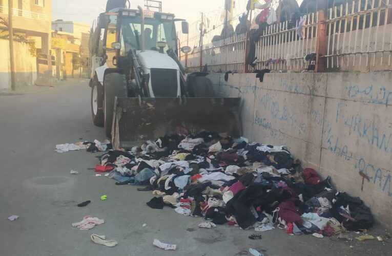 AKDENİZ’DE İNŞAAT ATIKLARI DÜZENLİ OLARAK TEMİZLENİYOR