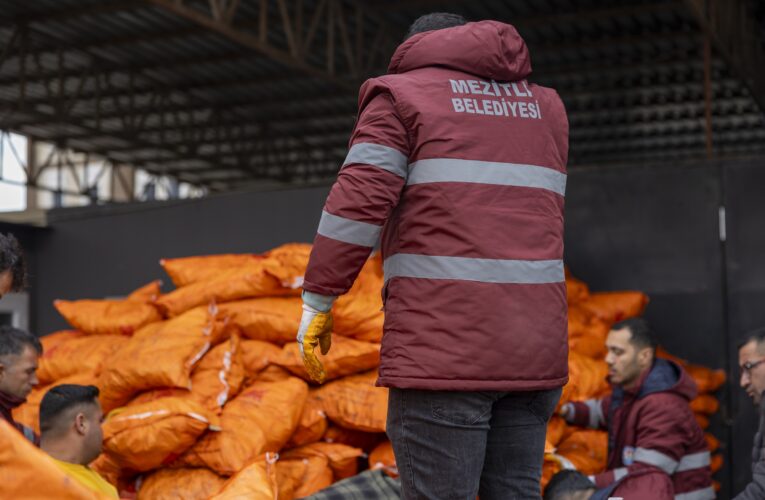 MEZİTLİ BELEDİYESİ’NDEN ÜRETİCİLERE KIŞ DESTEĞİ, “40 TON KÖMÜR SERA ÜRETİCİLERİNE ULAŞTIRILDI”