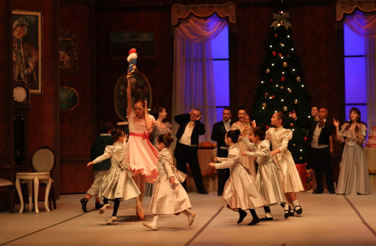 Mersin Devlet Opera ve Balesi, unutulmaz müziği ve büyüleyici koreografisiyle dünya çapında bir yılbaşı klasiği haline gelen “Fındıkkıran” balesi seyircilerle buluşmaya devam ediyor.