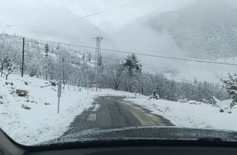 BÜYÜKŞEHİR’İN KAR KÜREME, TUZLAMA VE YOL AÇMA ÇALIŞMALARI SÜRÜYOR