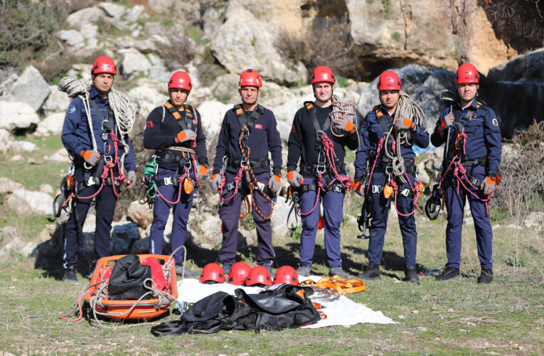 İTFAİYECİLER YÜKSEK İRTİFADA İP TEKNİĞİ İLE YETKİNLİKLERİNİ PEKİŞTİRDİ