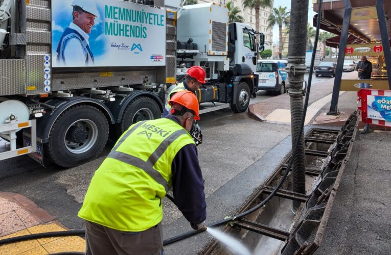 MESKİ EKİPLERİ YAĞMURSUYU HATLARINI DÜZENLİ OLARAK TEMİZLİYOR