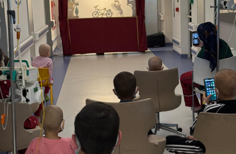 MERSİN ŞEHİR HASTANESİ’NDE ÇOCUKLAR İÇİN HACİVAT KARAGÖZ GÖLGE OYUNU SAHNELENDİ