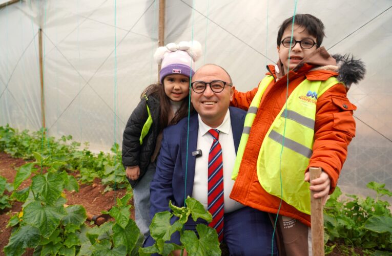 Minik Eller Toprakta Geleceği Yeşertiyor