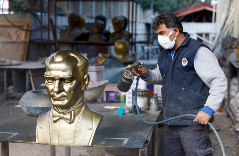 Yenişehir Belediyesi Fransa’da çalınan Atatürk büstünün yerine yenisini gönderdi