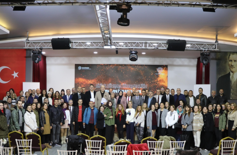 “DİJİTAL DÜNYADA ÖĞRETMENLİĞİN İNŞASI” PANELİNE BÜYÜK İLGİ