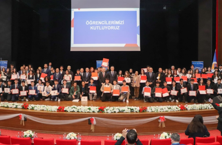 VALİMİZ SAYIN ATİLLA TOROS, ADANA VALİSİ SAYIN YAVUZ SELİM KÖŞGER İLE BİRLİKTE 56. TÜBİTAK LİSE ÖĞRENCİLERİ ARAŞTIRMA PROJELERİ YARIŞMASI ADANA BÖLGESİ ÖDÜL TÖRENİNE KATILDI