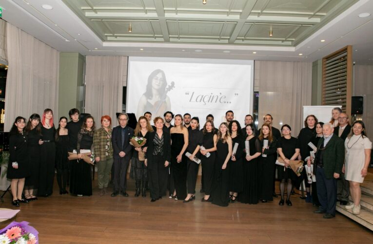 Mezitli Belediye Başkanı Ahmet Serkan Tuncer, Ramazan Ayı’nda “Ramazan paylaşmaktır” diyerek başlattığı sosyal belediyecilik çalışmalarıyla ihtiyaç sahibi vatandaşlara gıda kolisi yardımı gerçekleştiriyor. Belediye ekipleri tarafından titizlikle hazırlanan Ramazan kolileri, hane hane, kapı kapı dağıtılarak vatandaşların sofralarına katkı sunuyor.     Mezitli Belediyesi, Ramazan ayında hazırladığı gıda kolilerini, belirlenen ihtiyaç sahibi ailelere ulaştırıyor.Ramazan ayının gelmesiyle birlikte ihtiyaç sahibi ailelere ulaşabilmek adına yoğun bir çalışma içerisine giren Mezitli Belediyesi, Ramazan ayının bereketini şehirde yaşatmak için çalışmalarını sürdürüyor. Ramazan öncesi Halk Masası üzerinden ihtiyaç sahibi vatandaşların başvurularını alan Mezitli Belediyesi, sayının belirlenmesiyle birlikte Ramazan kolilerini oluşturdu. Kurulan ekipler hızla ihtiyaç sahibi ailelere kolileri ulaştırmaya başladı.Ramazan kolisi almak isteyen ihtiyaç sahipleri belediyeye başvurarak veya telefonla talepte bulunarak yardım alabiliyor. Aynı zamanda hayırsever vatandaşlar da belediyeye gelerek Halkla İlişkiler Birimi aracılığıyla Ramazan kolisi desteğinde bulunabiliyor.     “DAYANIŞMAYI BÜYÜTEREK SOFRALARIMIZA BEREKET KATMAK İSTİYORUZ”  Başkan Ahmet Serkan Tuncer, Ramazan ayının bereketini ve dayanışma ruhunu vurgulayarak, “Ramazan, birlik ve beraberlik ayıdır. Bu mübarek ayda dayanışmayı büyüterek sofralarımıza bereket katmak istiyoruz. İhtiyaç sahibi vatandaşlarımızın her daim yanında olmaya devam edeceğiz. Ramazan boyunca ekiplerimiz, belirlenen ailelere desteklerini ulaştıracak. Dileyen vatandaşlarımız da belediyemize başvurarak bu iyilik hareketine katkı sağlayabilir. Tüm halkımızın Ramazan ayı mübarek olsun.”dedi.