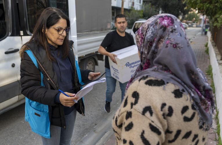 Yenişehir Belediyesi Ramazan ayında da dar gelirli ailelerin yanında
