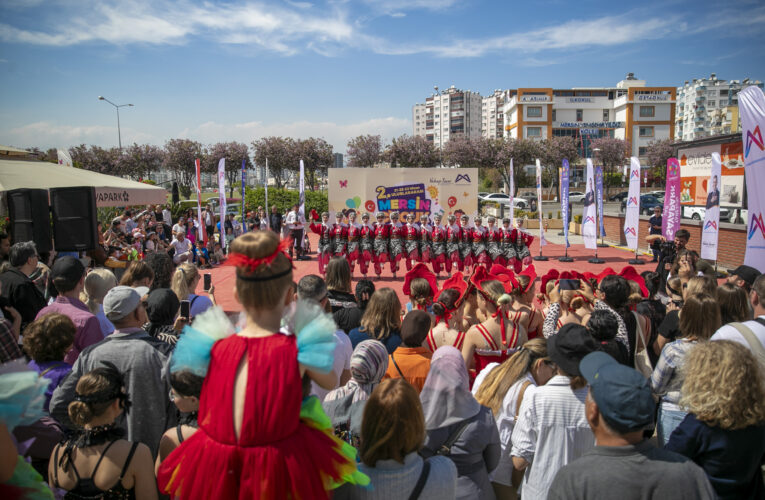 YERLİ VE YABANCI DANS TOPLULUKLARI KENTİN DÖRT BİR YANINDA LANSMAN GÖSTERİSİ YAPTI