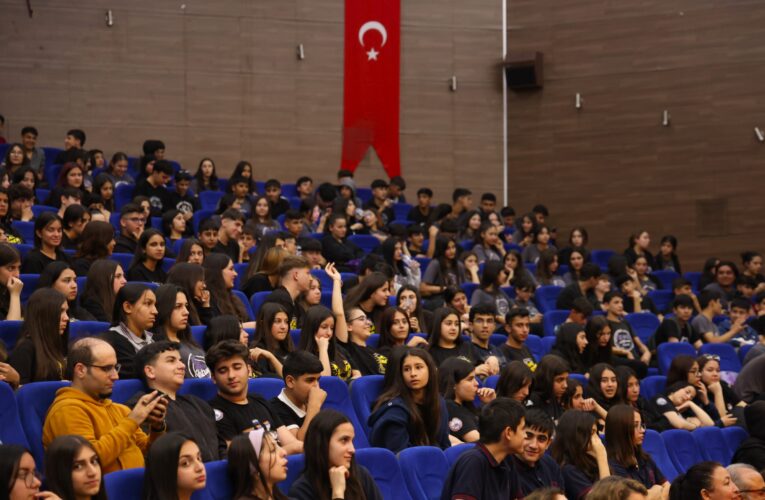 -TOROSLAR’DA GENÇLERE DİJİTAL DÜNYADA BİLİNÇLİ BİREY OLMA SEMİNERİ