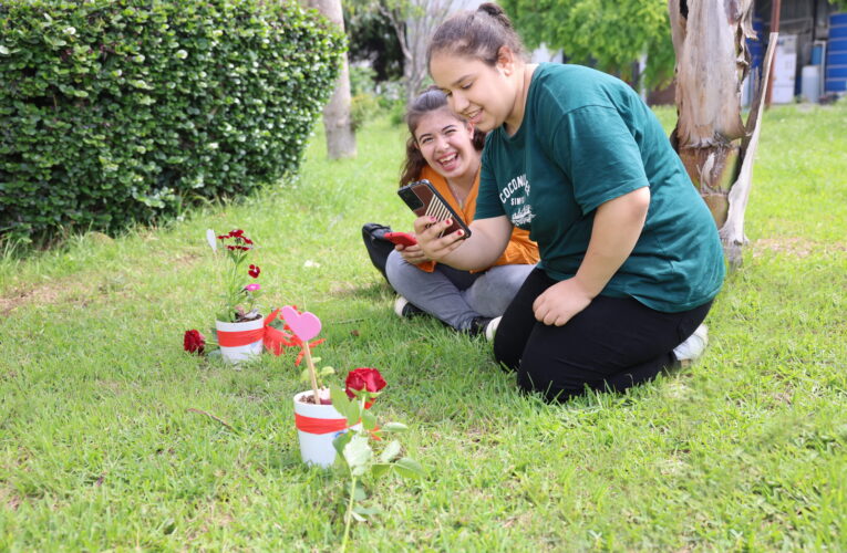 ÖZEL EĞİTİM ÖĞRENCİLERİ MECAZ CENNETTE ANNELERİ İÇİN ÇİÇEK DİKTİ