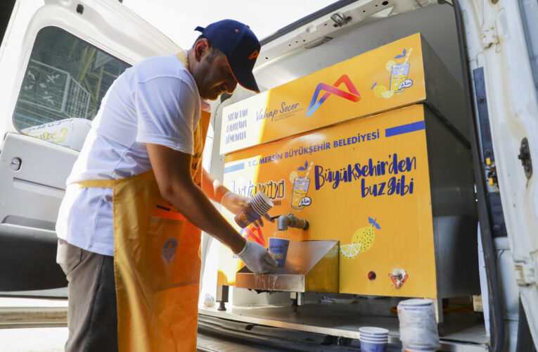 BÜYÜKŞEHİR’İN YÜZLERİ GÜLDÜREN LİMONATA İKRAMI 120 BİN BARDAĞA ULAŞTI