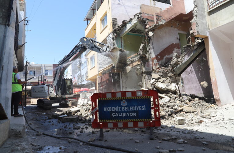 TEHLİKE YARATAN METRUK BİNALARLA MÜCADELE SÜRÜYOR