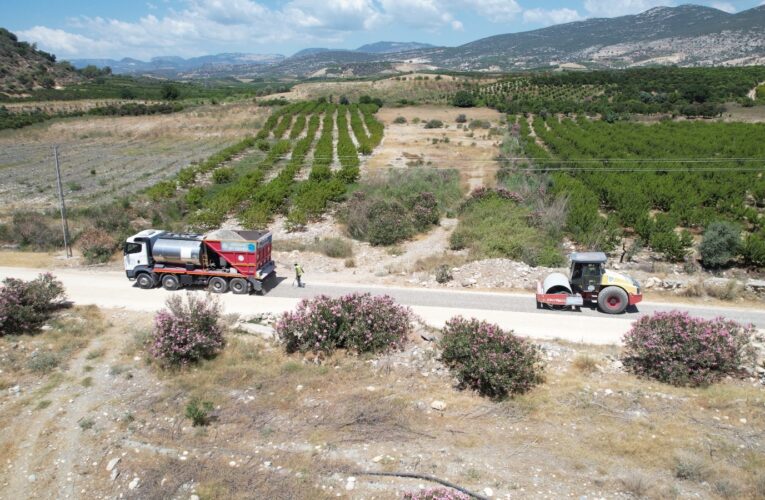 AKDENİZ’DE KIRSAL MAHALLELERE YOL DESTEĞİ SÜRÜYOR