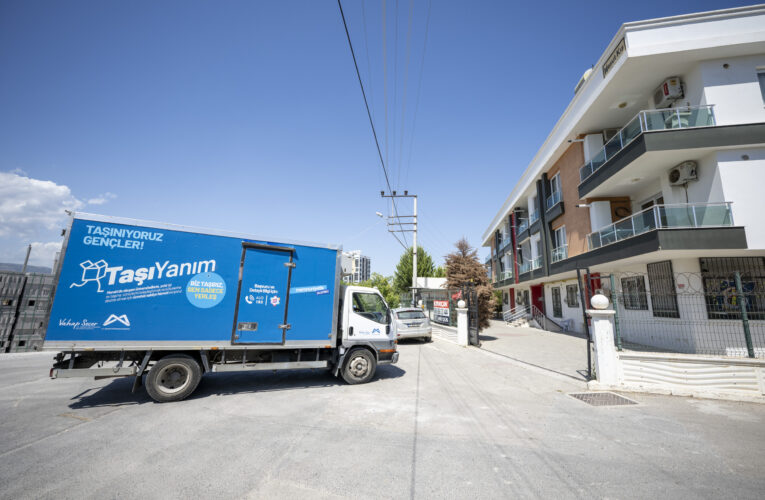 “BİR TAŞIYANIM OLSA” DİYEN ÖĞRENCİLERİN EV TAŞIMASI BÜYÜKŞEHİR’DEN