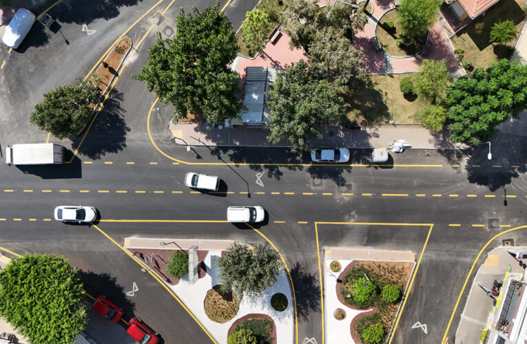 ESNAF VE VATANDAŞ YENİLENEN YOLDAN MEMNUN