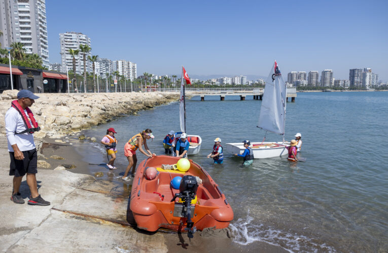 DENİZ SPORLARI MERSİN BÜYÜKŞEHİR’İN ÜCRETSİZ KURSLARIYLA YAYGINLAŞIYOR
