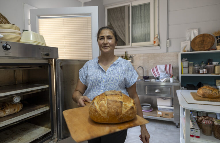 ÜRETTİĞİ EKŞİ MAYA EKMEKLER TÜM SOFRALARDA YER BULUYOR