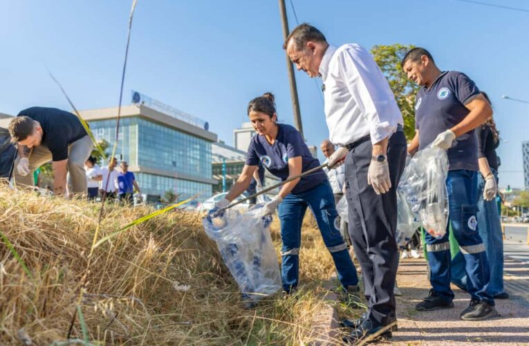 Başkan Özyiğit, vatandaşlarla birlikte çevre temizliği yaptı