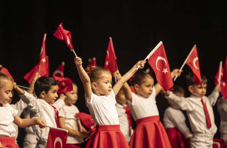 MEZİTLİ BELEDİYE KREŞLERİNDEN CUMHURİYET’E YAKIŞAN KUTLAMA