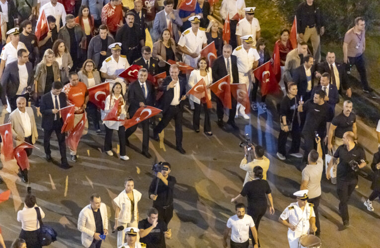 BAŞKAN SEÇER, MERSİNLİLERLE ‘BAYRAK YÜRÜYÜŞÜ’NDE BULUŞTU