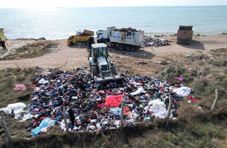 KARADUVAR SAHİLİNE DÖKÜLEN TONLARCA GİYSİ VE TEKSTİL ATIĞI TOPLANDI