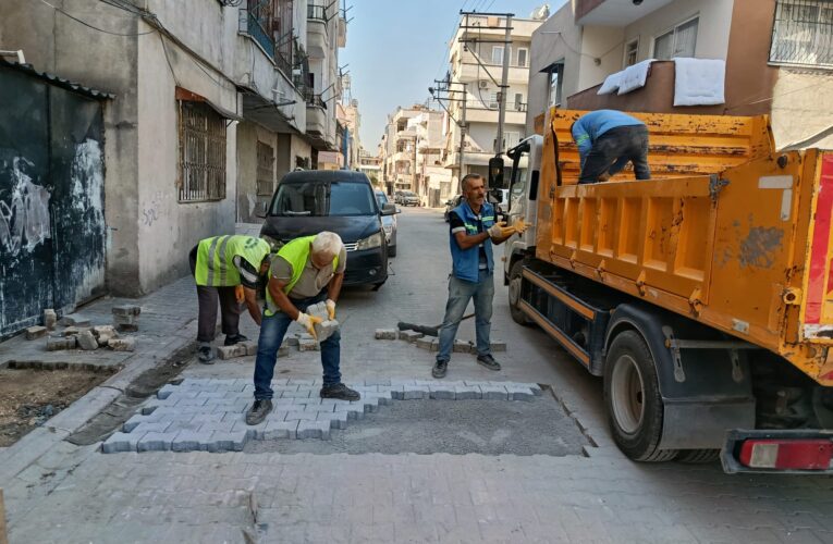 Akdeniz Belediyesi ilçenin kaldırım ve yollarını yenilemeyi sürdürüyor